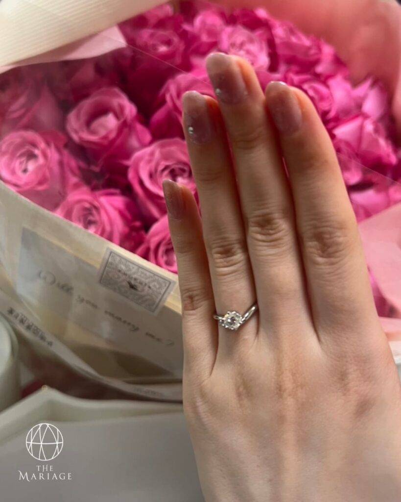 和歌山の結婚相談所テマリアージュで成婚退会された女性がプロポーズで頂いた薔薇の花束と婚約指輪